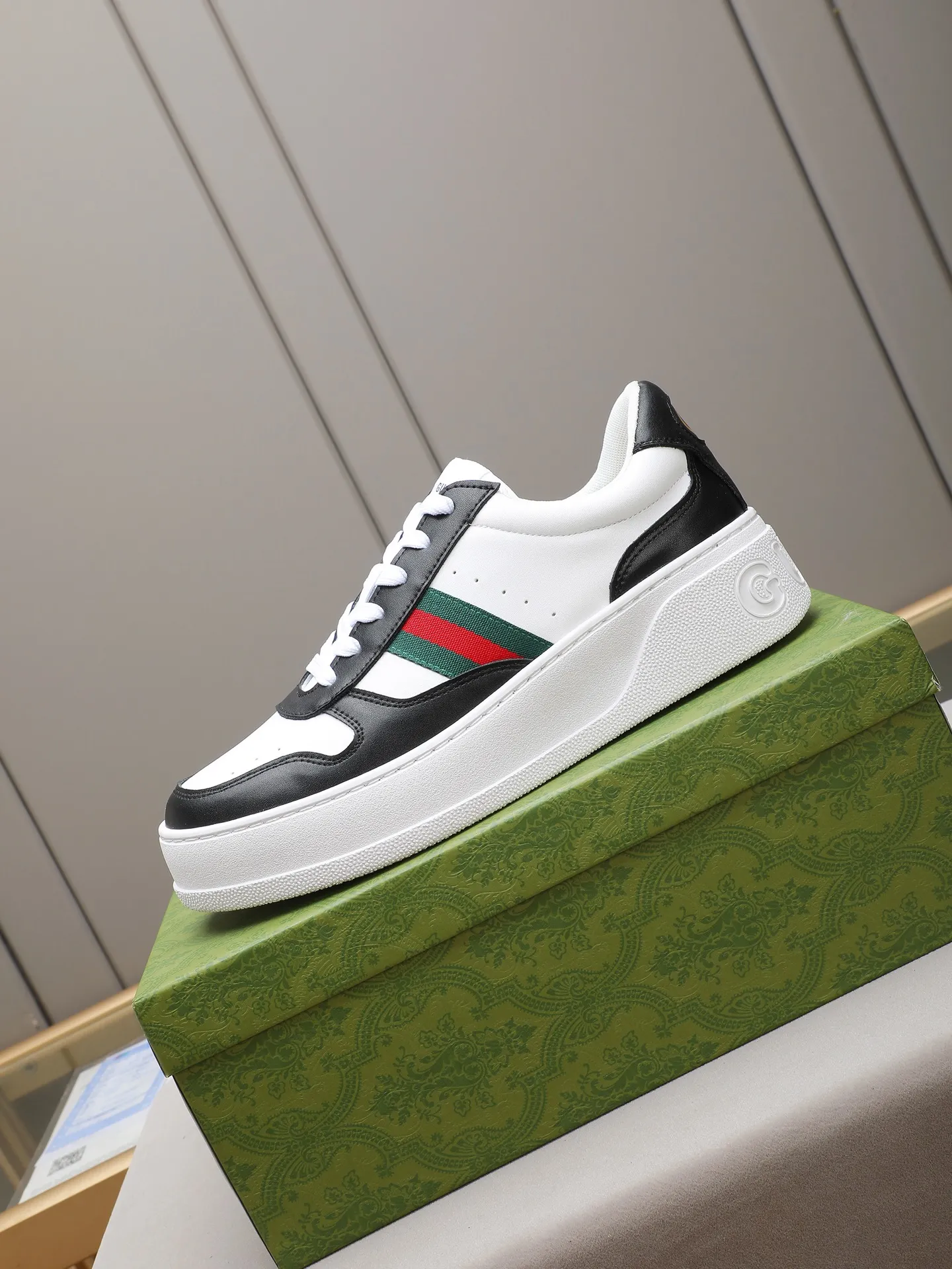 PP420 new men's shoes GUCCI fashion trend, made of first-layer calfskin➕breathable mesh lining! The foot feels super comfortable and the workmanship is impeccable. The original ultra-light outsole, size: 38-44 (45 customized), 5 colors to choose from!